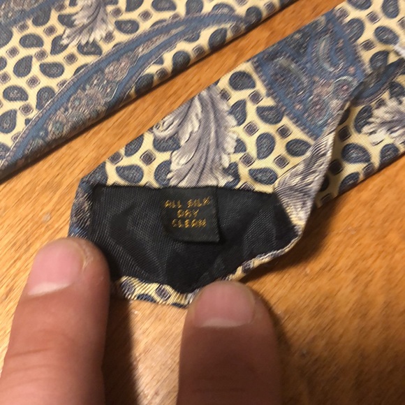 Van Heusen silk tie in almost new condition. - Picture 3 of 4